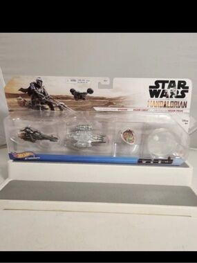 Hot Wheels Star Wars Mandalorian Set Razor Crest Child in Buggy & Stands New